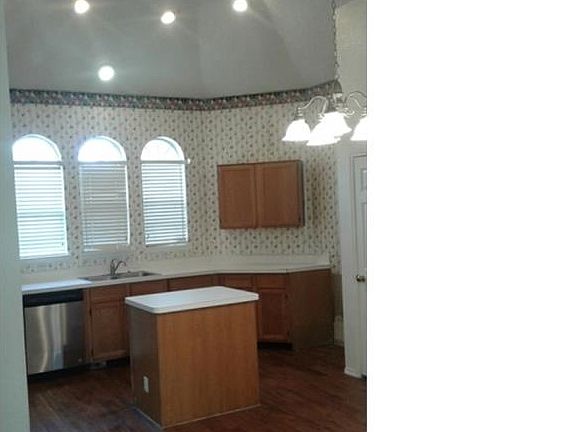 3rd image of 2721 Park Valley Dr