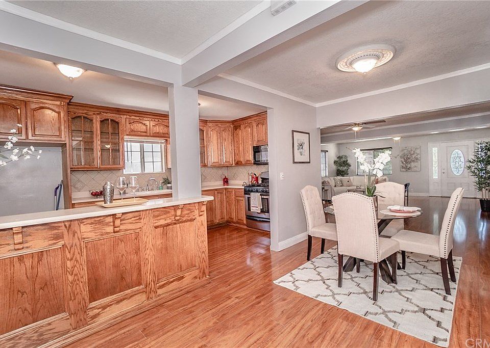 1st image of 319 W 31st St