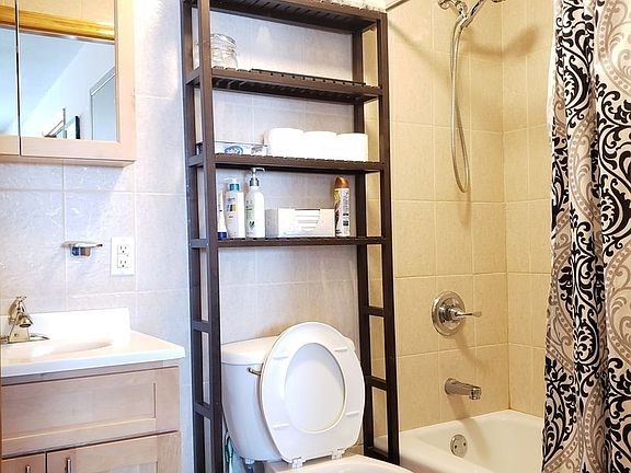 5th image of 2628 30th St APT 3R