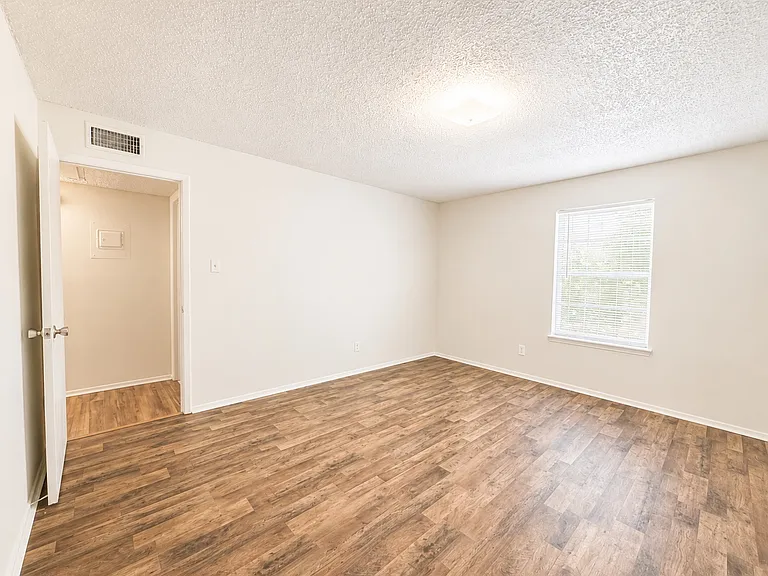 620 Londonderry Ln #202 — Photo 6