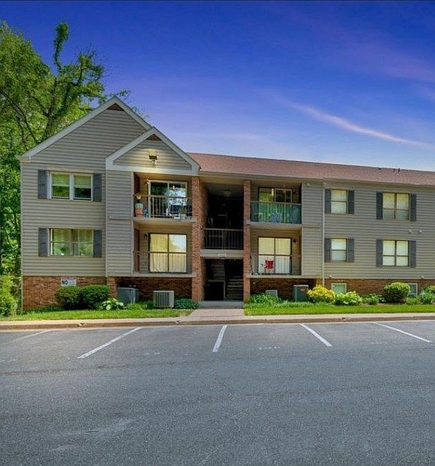 1st image of 202 Buckingham Ln APT 202