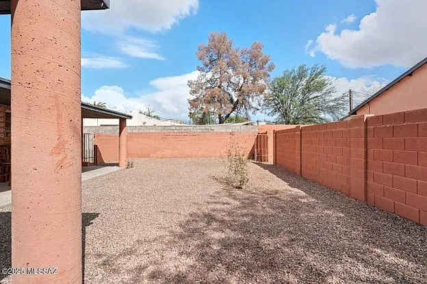 1308 E Spring St — Photo 27