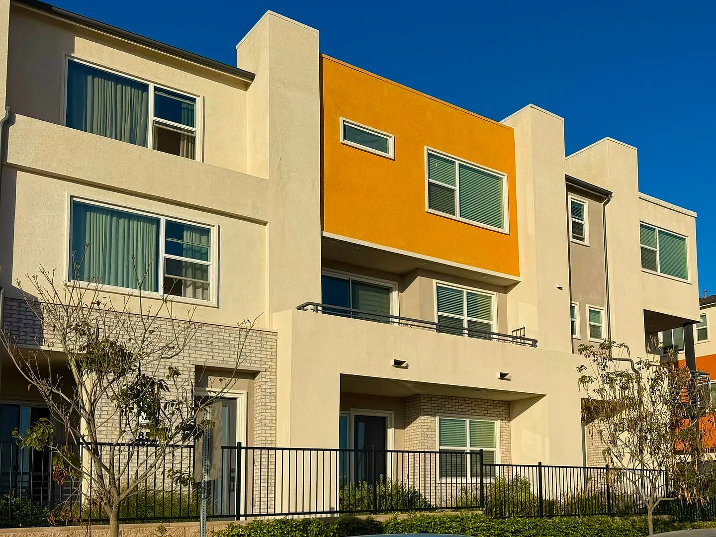 Welcome to a Beautiful 4-Bedroom Townhome in Millenia — Photo 2