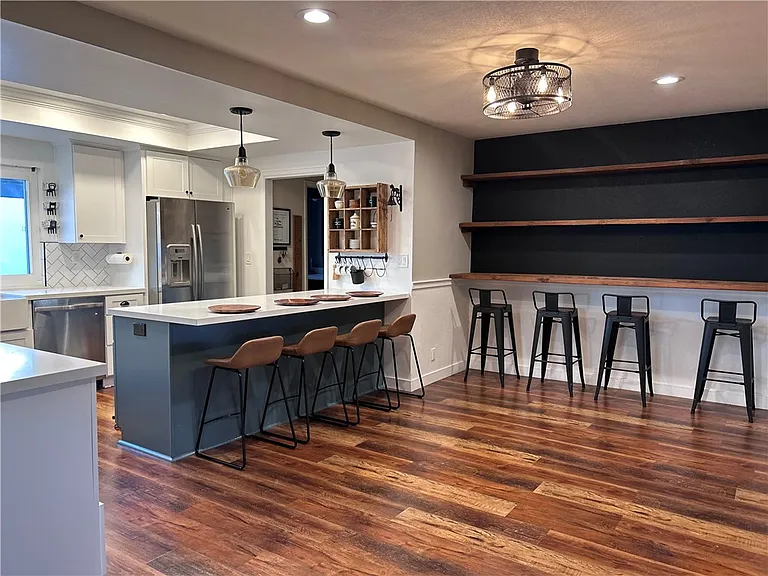 701 Longfellow Dr — Photo 4