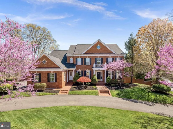 4607 Holiday Ln, Fairfax, VA 22030