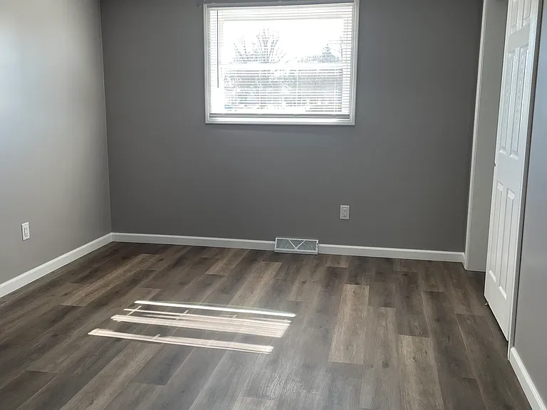 105 N Chestnut St — Photo 2