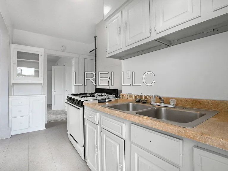 615 S 38th St #2 — Photo 3