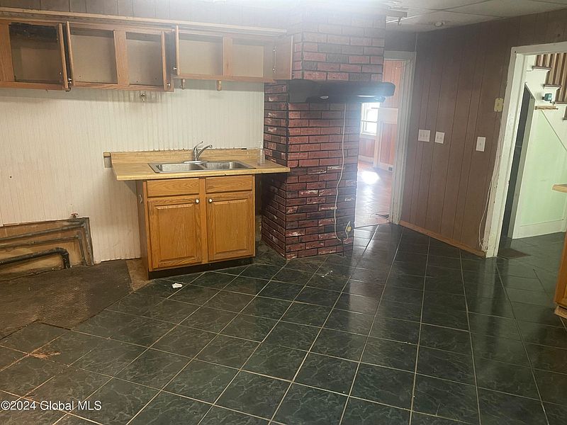 4th image of 623-625 Malta Avenue