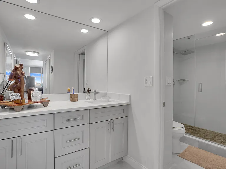 1149 Hillsboro Mile #1 — Photo 16