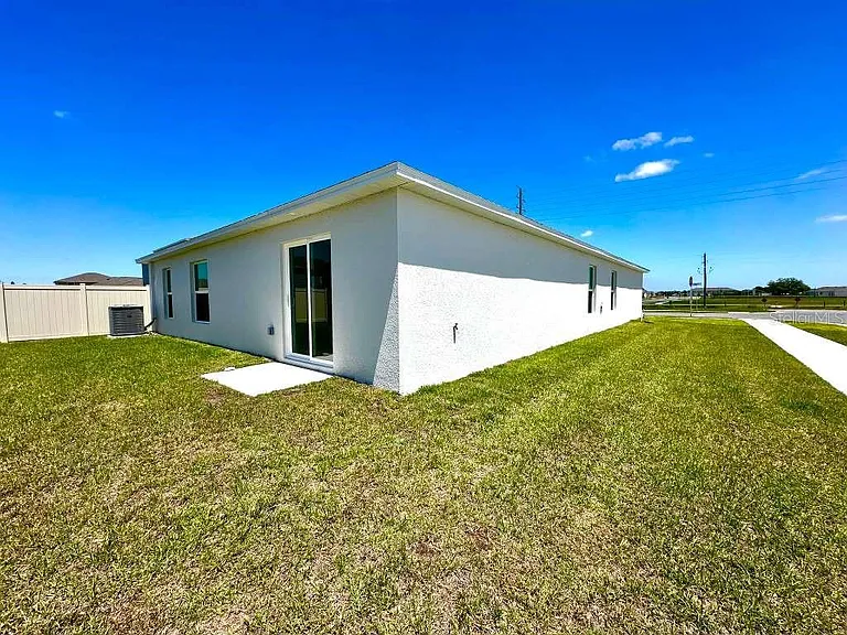 2102 Chris Dr — Photo 3