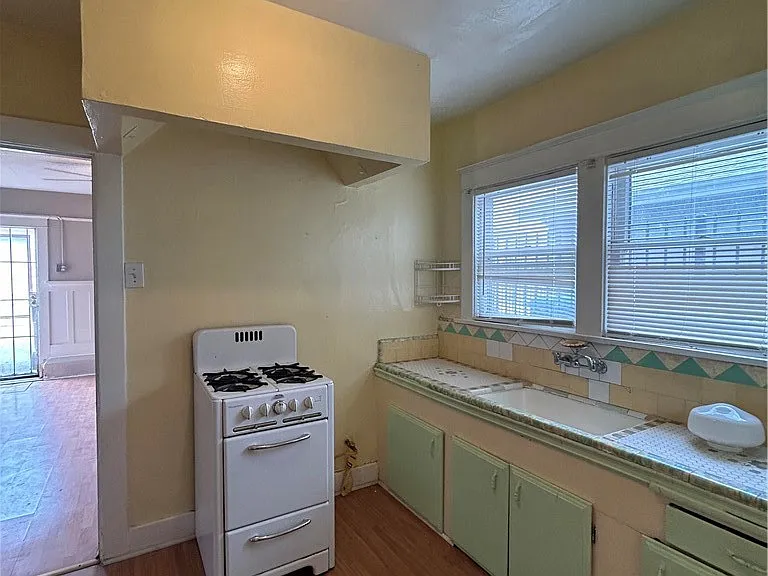 384 W 15th St — Photo 10