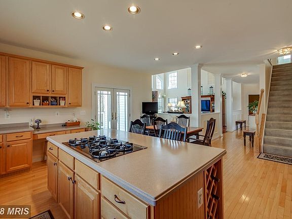 Kitchen (Gas cooktop W/retractable vent