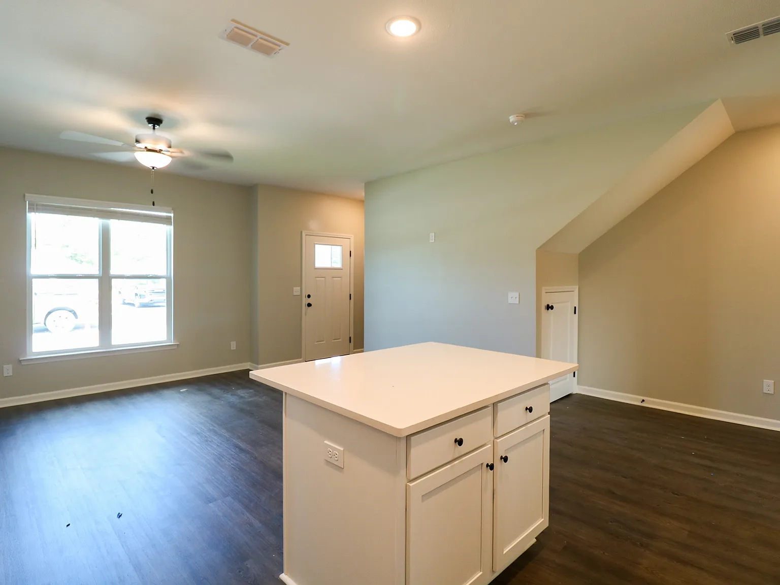 3Bed/3bath Available Now! — Photo 4