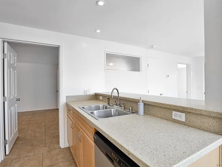 1628 Helix St — Photo 7