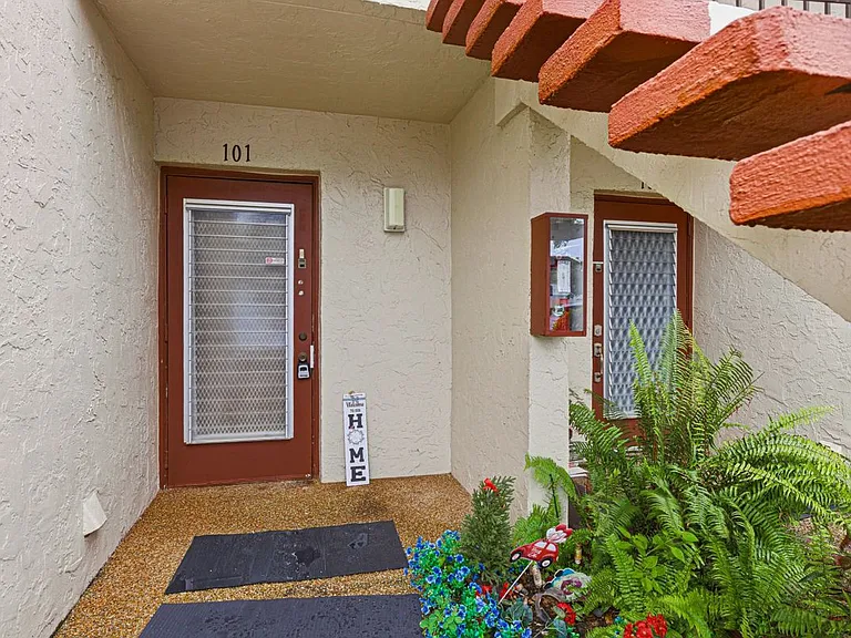 14 Willowbrook Ln #101 — Photo 3
