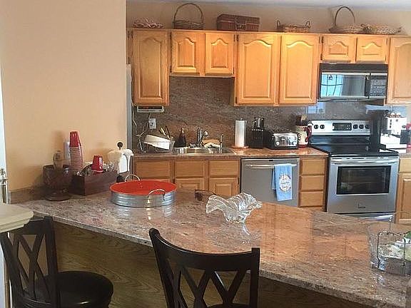 4th image of 249 Herricks Ln