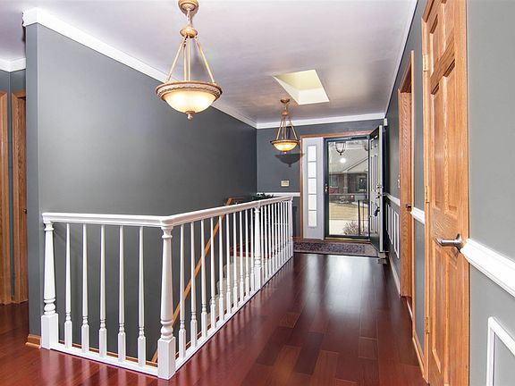 3rd image of 15632 Oakview Ln