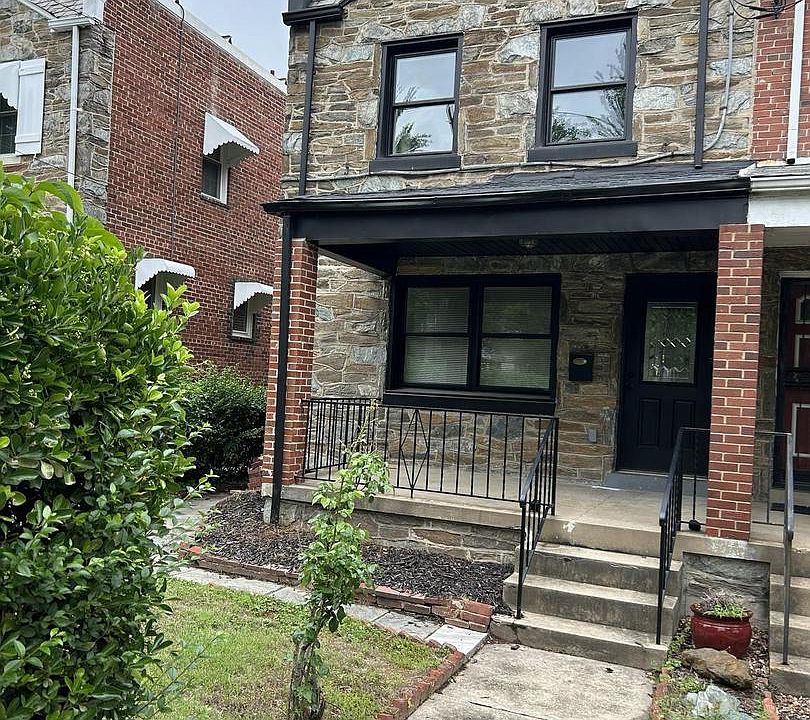 1st image of 928 Perry Pl NE