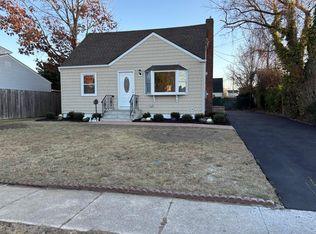 308 Pleasantview Ct, Copiague, NY 11726