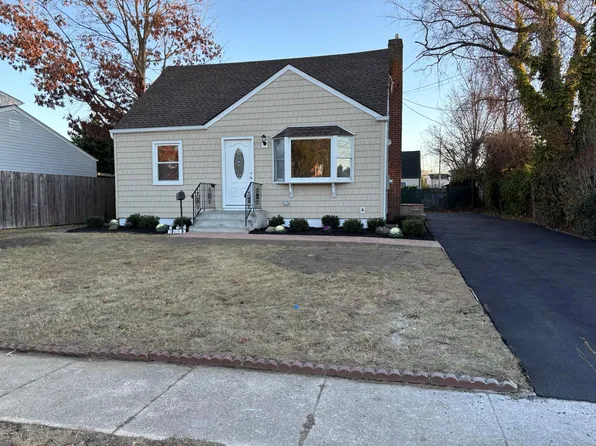 308 pleasantview Court, Copiague, NY 11726