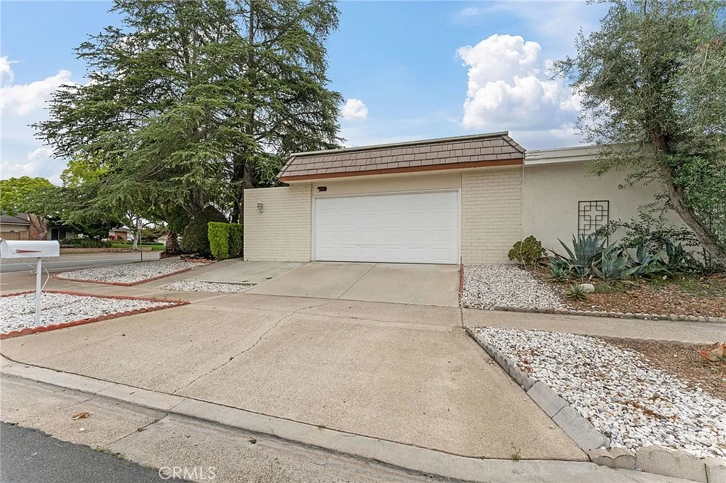 3 bed, 1592 sqft, $4,750 — Photo 2