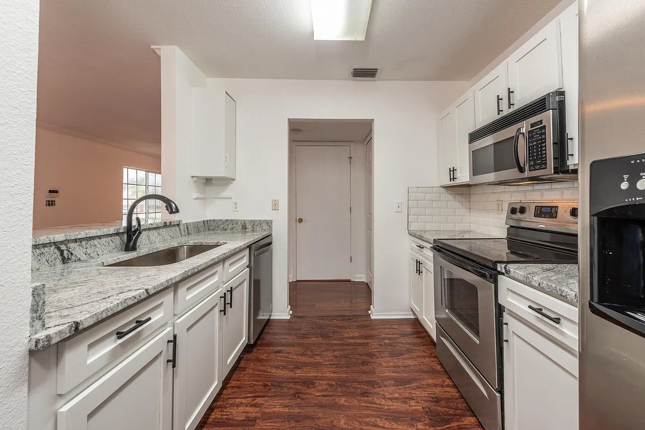 3 bed, 2.5 bath, 1364 sqft, $2,500 — Photo 3