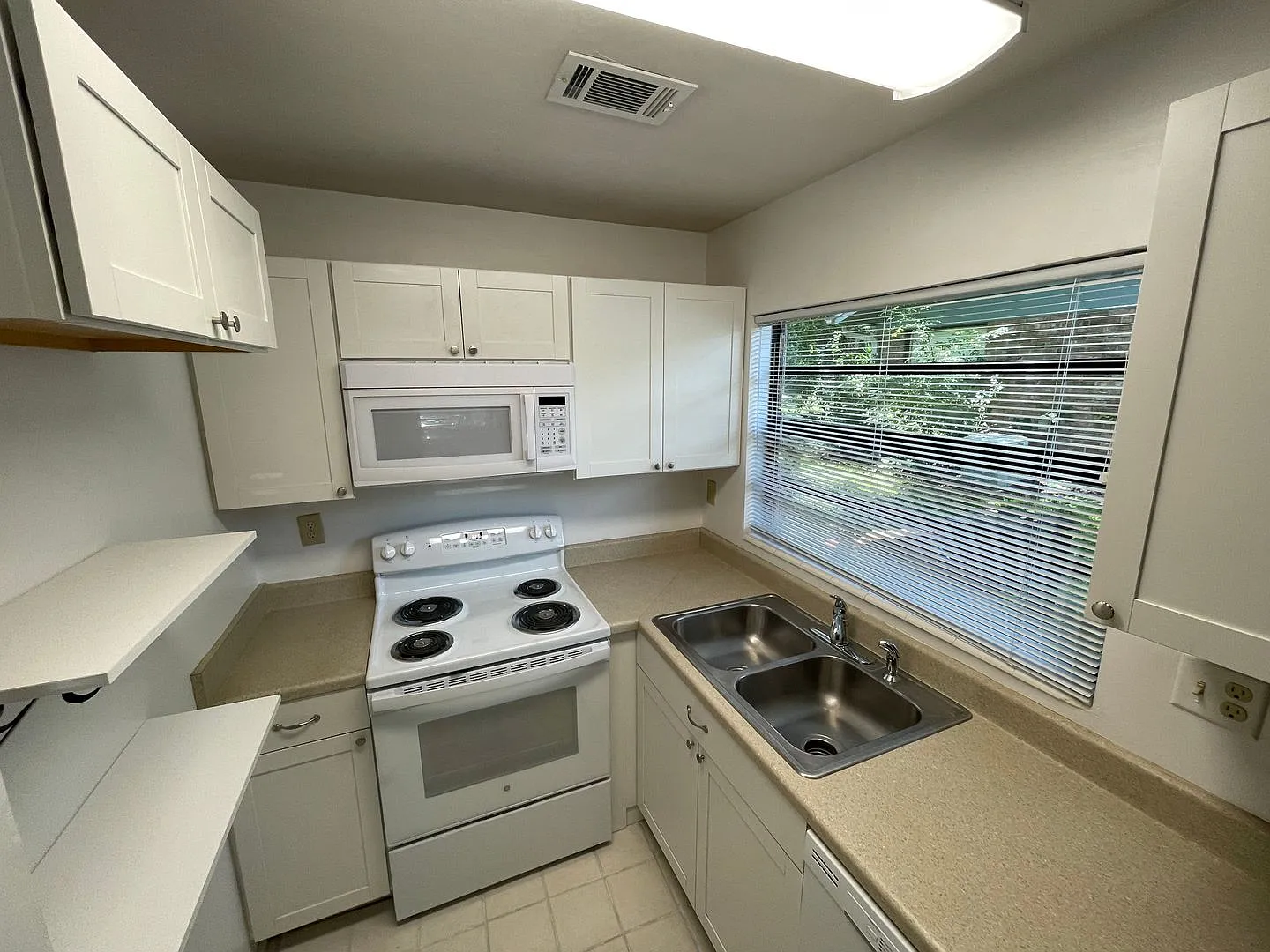 Beautiful 2 Bed / 2 Bath Brick Condo — Photo 3
