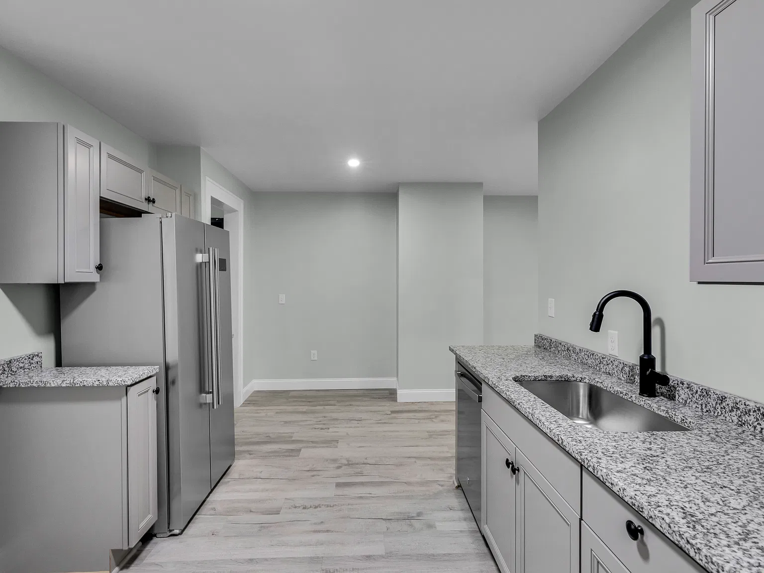 6 bed, 2500 sqft, $3,000 — Photo 3