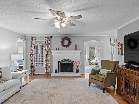 3rd image of 380 Cedarland Dr
