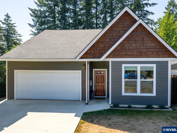 547 W 4th St, Coquille, OR 97423