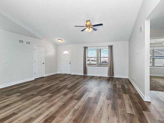 3rd image of 479 Edgebrook Dr