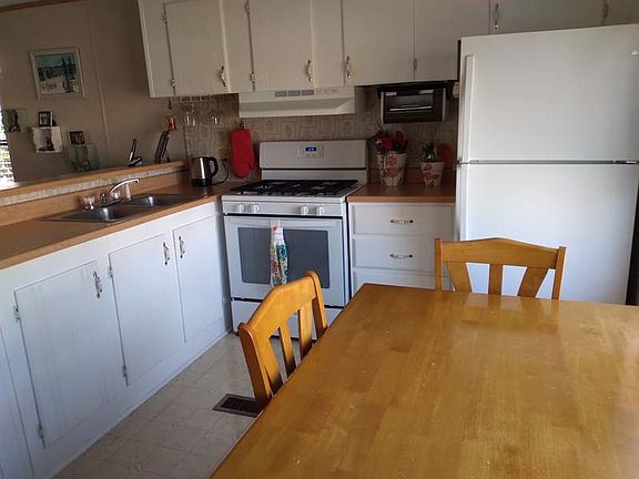 2nd image of 39528 Rosebush Ln