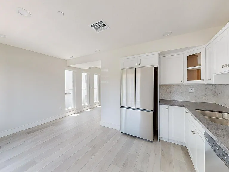 953 1/2 N Mariposa Ave #1/2 — Photo 2