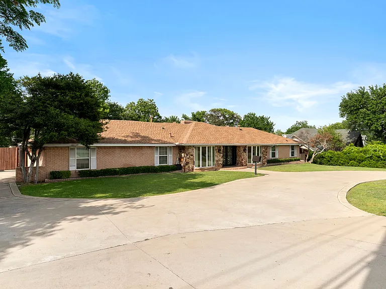 6545 Lyndon B Johnson Fwy — Photo 44