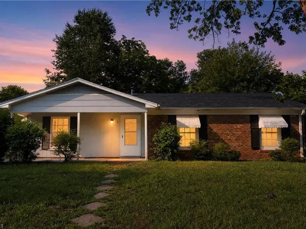 1 Preyer Ct, Greensboro, NC 27405
