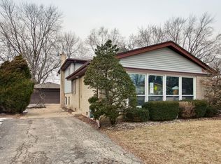 414 S Mount Prospect Rd, Mount Prospect, IL 60056