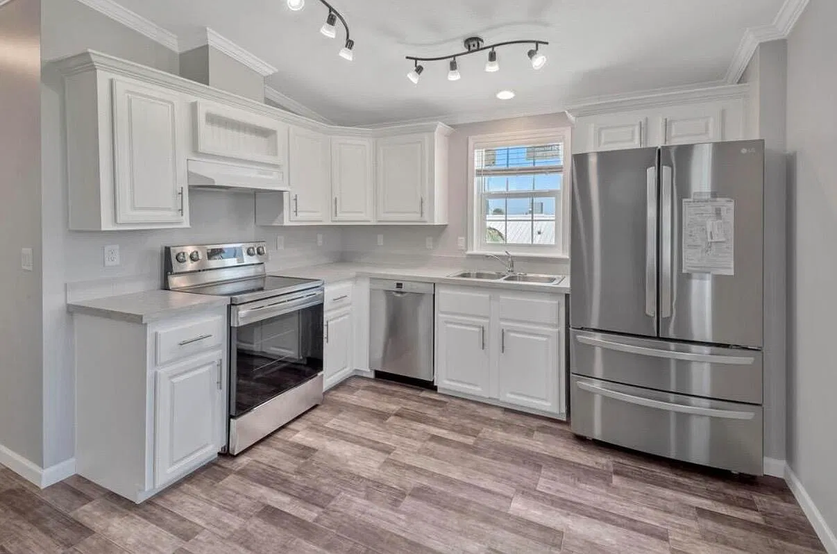 3 bed, 1.0 bath, 1220 sqft, $3,400 — Photo 2