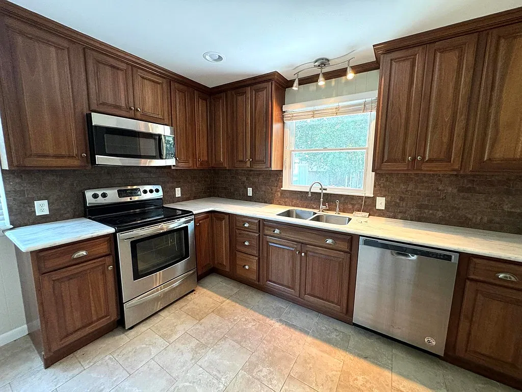 2 bed, 1.0 bath, 1072 sqft, $1,800 — Photo 4