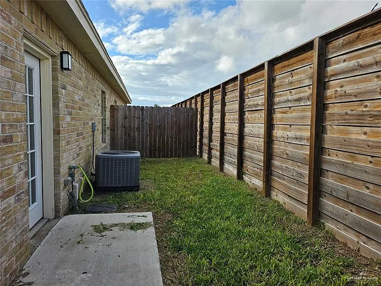 5600 Nightingale Ave #7 — Photo 13
