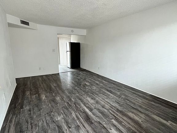 3rd image of 2950 E 5th St #Em2958