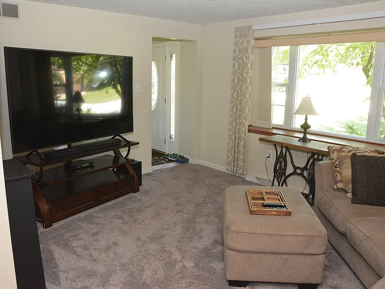 117 Huron Dr — Photo 9