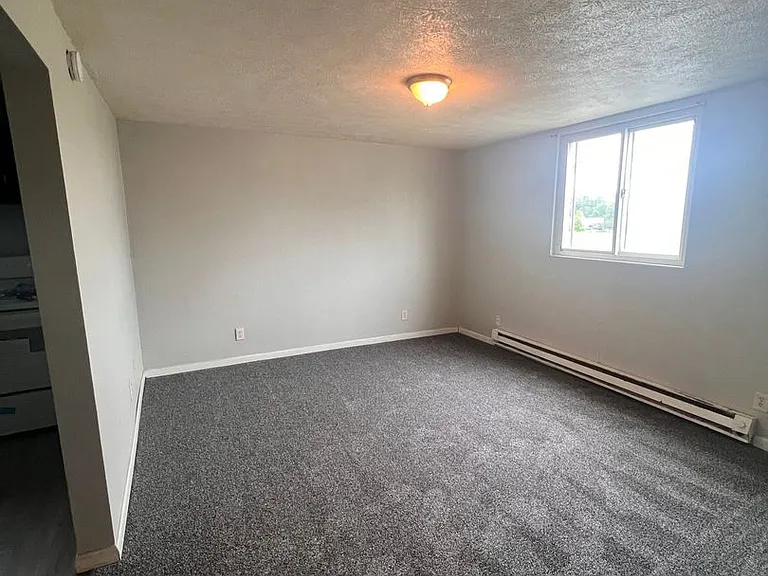 1005 W Kilgore Ave — Photo 9