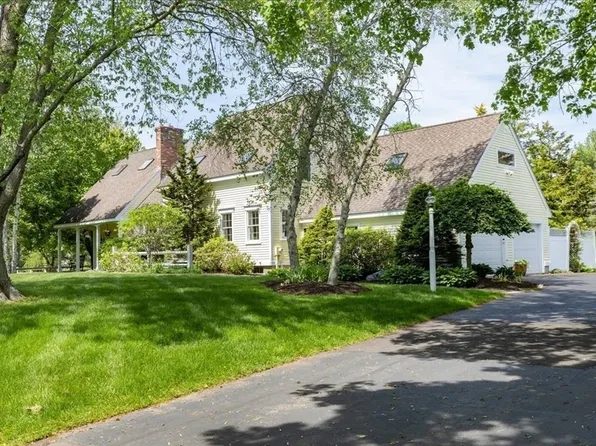 8 Millbrook Ln, Topsfield, MA 01983