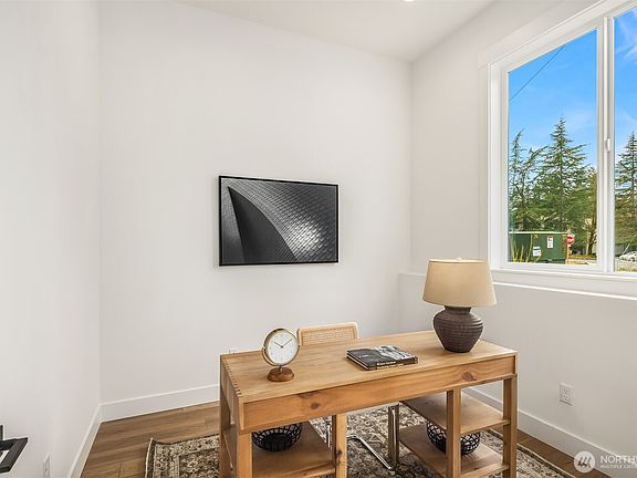 4th image of 404 Edmonds Ave NE