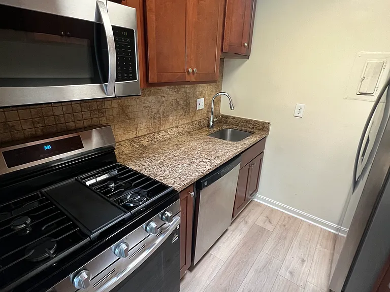 2025 N Lincoln St #113 — Photo 4