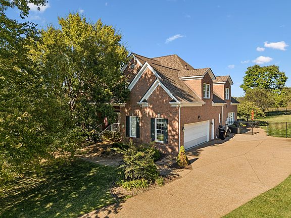 3rd image of 532 Montridge Ct