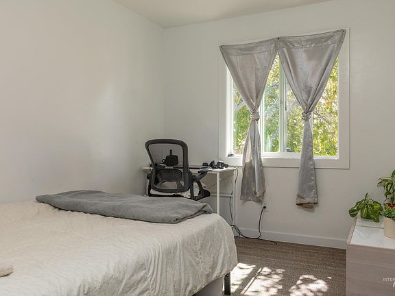 4th image of 167 Hardwood St