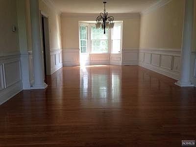 3rd image of 15 Taft Ct