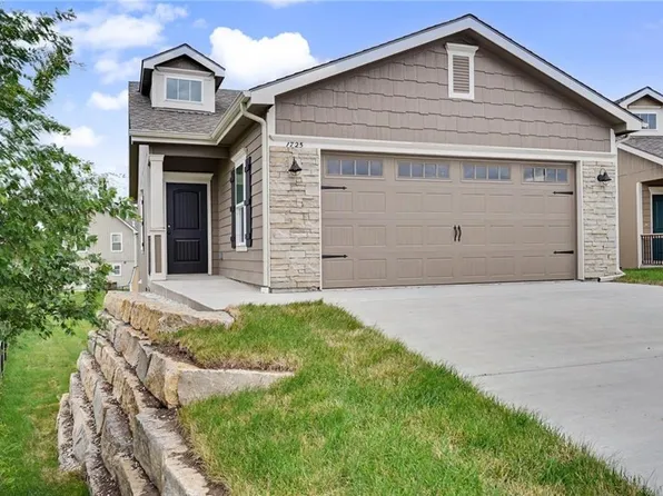 1725 Elderberry Ln, Ottawa, KS 66067