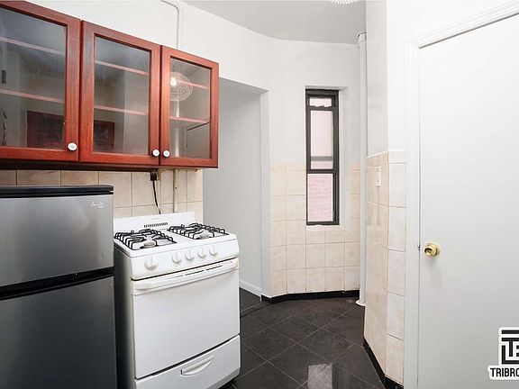 3rd image of 403 E 77th St APT 7